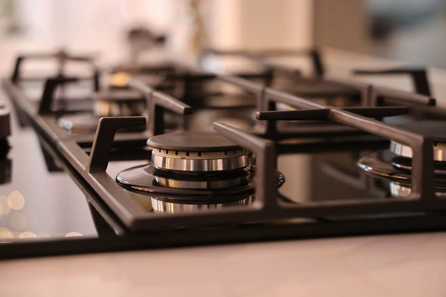 Bocas de um cooktop a gás em aço inox